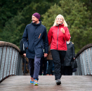 Siste dag av fylkesturen foregår i Larvik kommune. Kronprinsesse Mette-Marit og Kronprins Haakon ankommer Kjærra Fossepark i Lardal. Foto: Lise Åserud, NTB scanpix